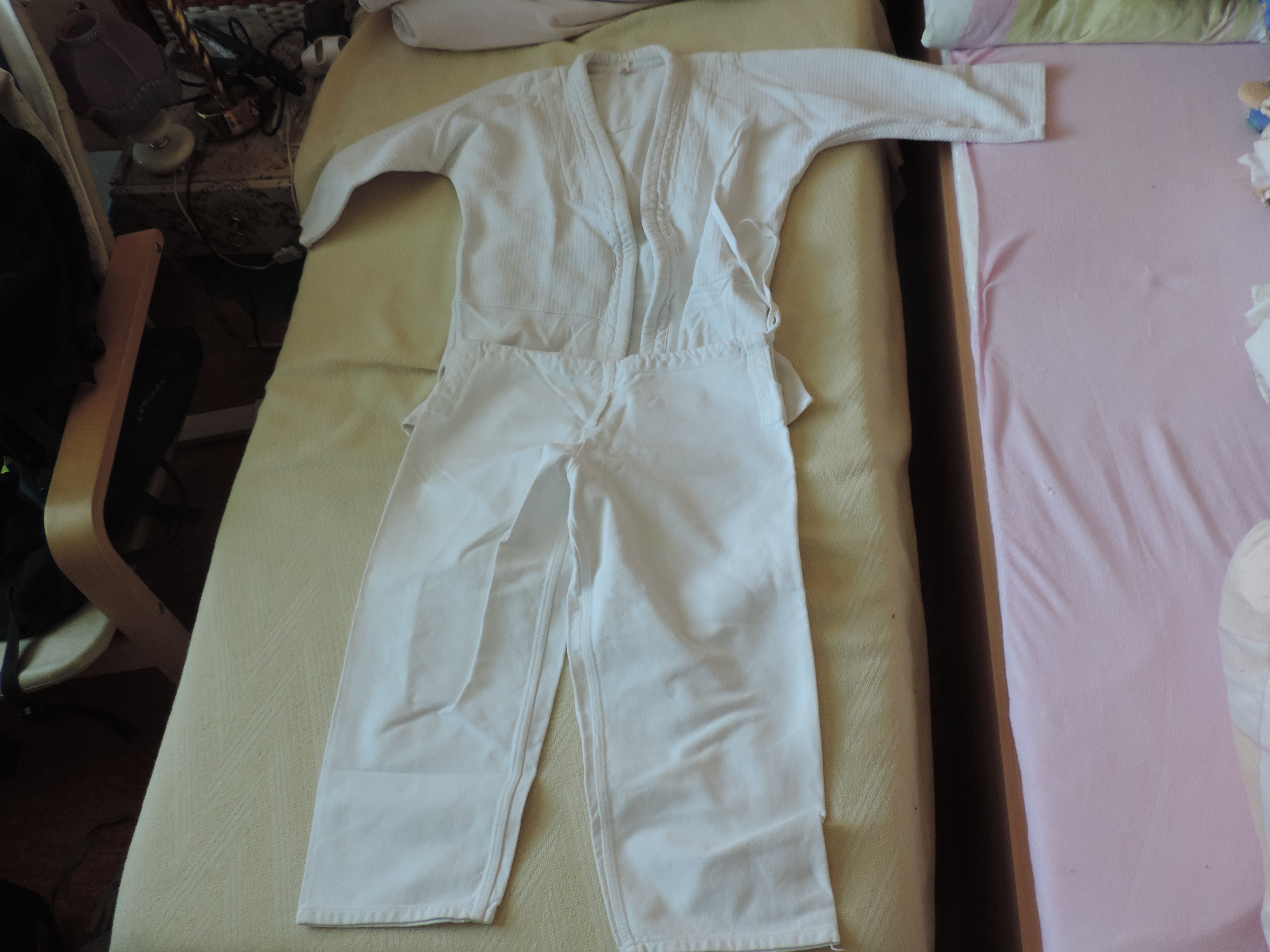 Kimono Půjčím kimono do karate, judo. Jedná se o chlapecké kimono z kvalitního materiálu pro věk cca 10-13 let. 
Šířka v pasu 80cm. Délka kalhot 72cm. 
Možno předat osobně v Brně či v okolí nebo lze poslat poštou.