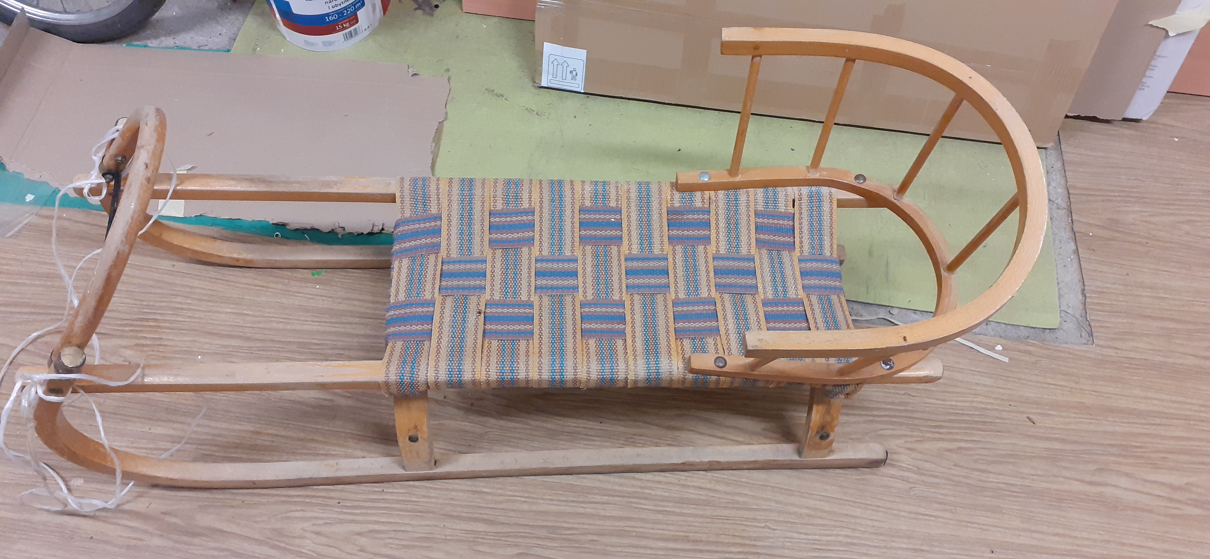 Saně Půjčím staré dobré, udržované saně s ohrádkou, pro malé i větší děti na zimní radovánky. Jsou uskladněné v teple a suchu. Vejde se větší počet dětí i s dospělým člověkem. Možno i na sezonu či delší dobu.